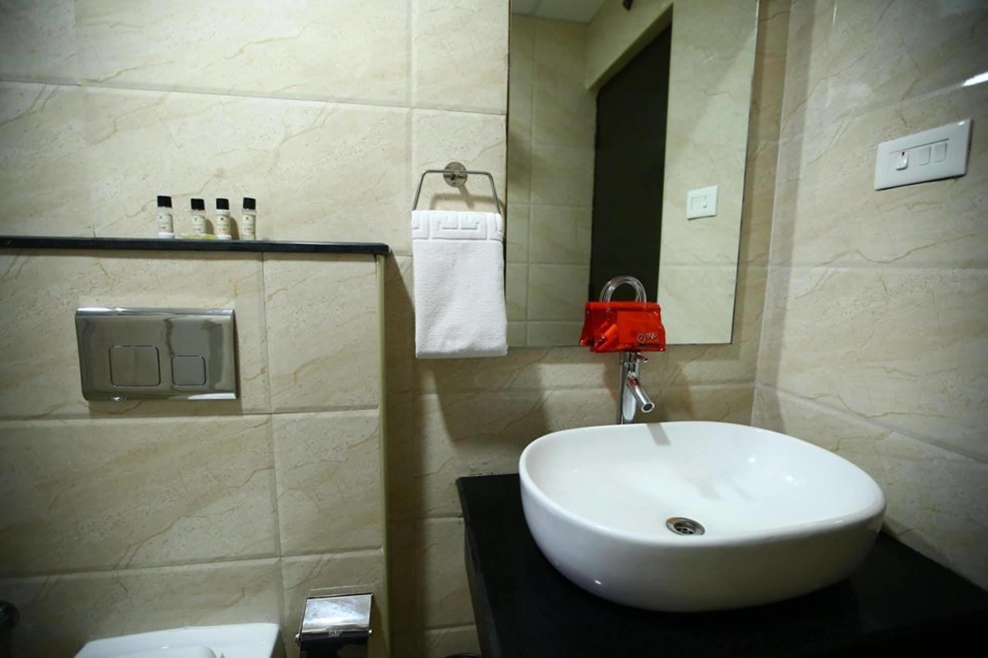 Fabhotel Alreef Residency Ченай Екстериор снимка